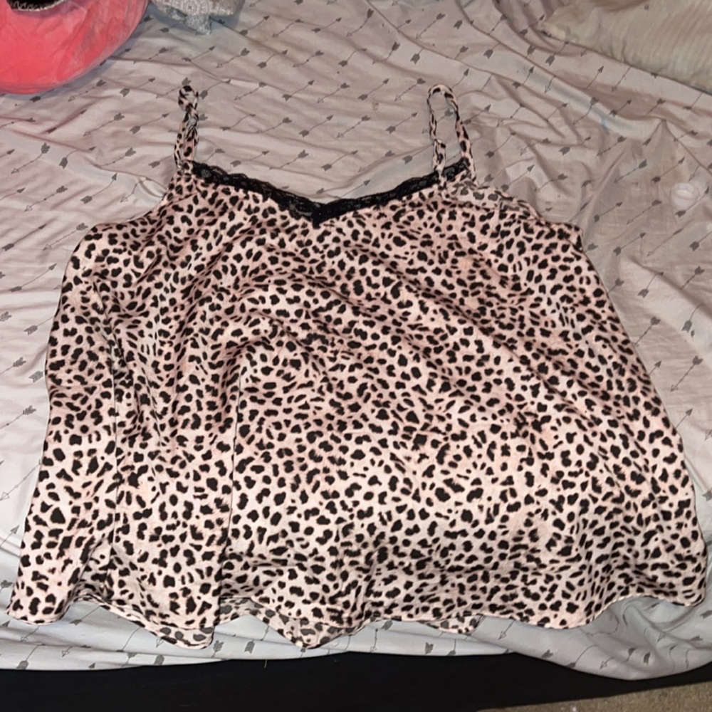 Torrid 2 (2x) cheetah/leopard print tank top with lace lining at the top.